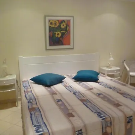 Sleeps 4 Pool Wifi Holiday home *